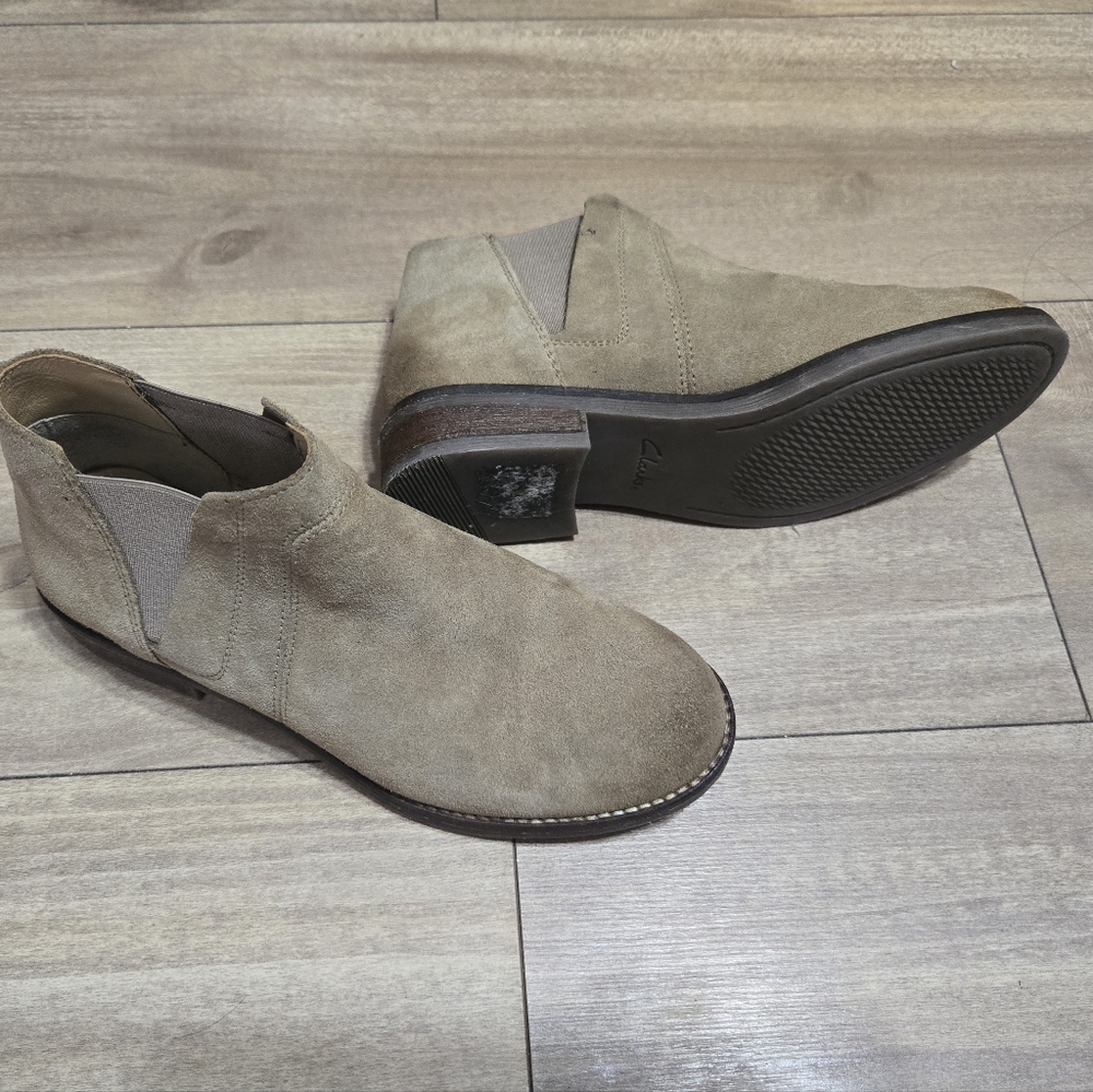 Woman Tan Suede Clarks